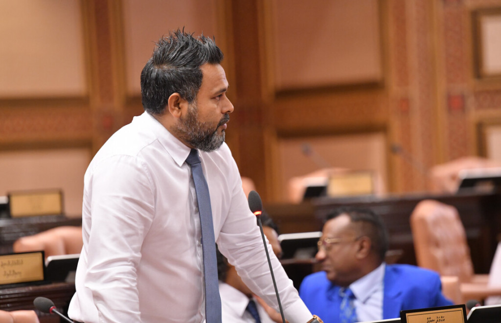 Adeeb ah lui dhinee raees Solih salaamathun hunnavan: Shiyaam - Dhiyares