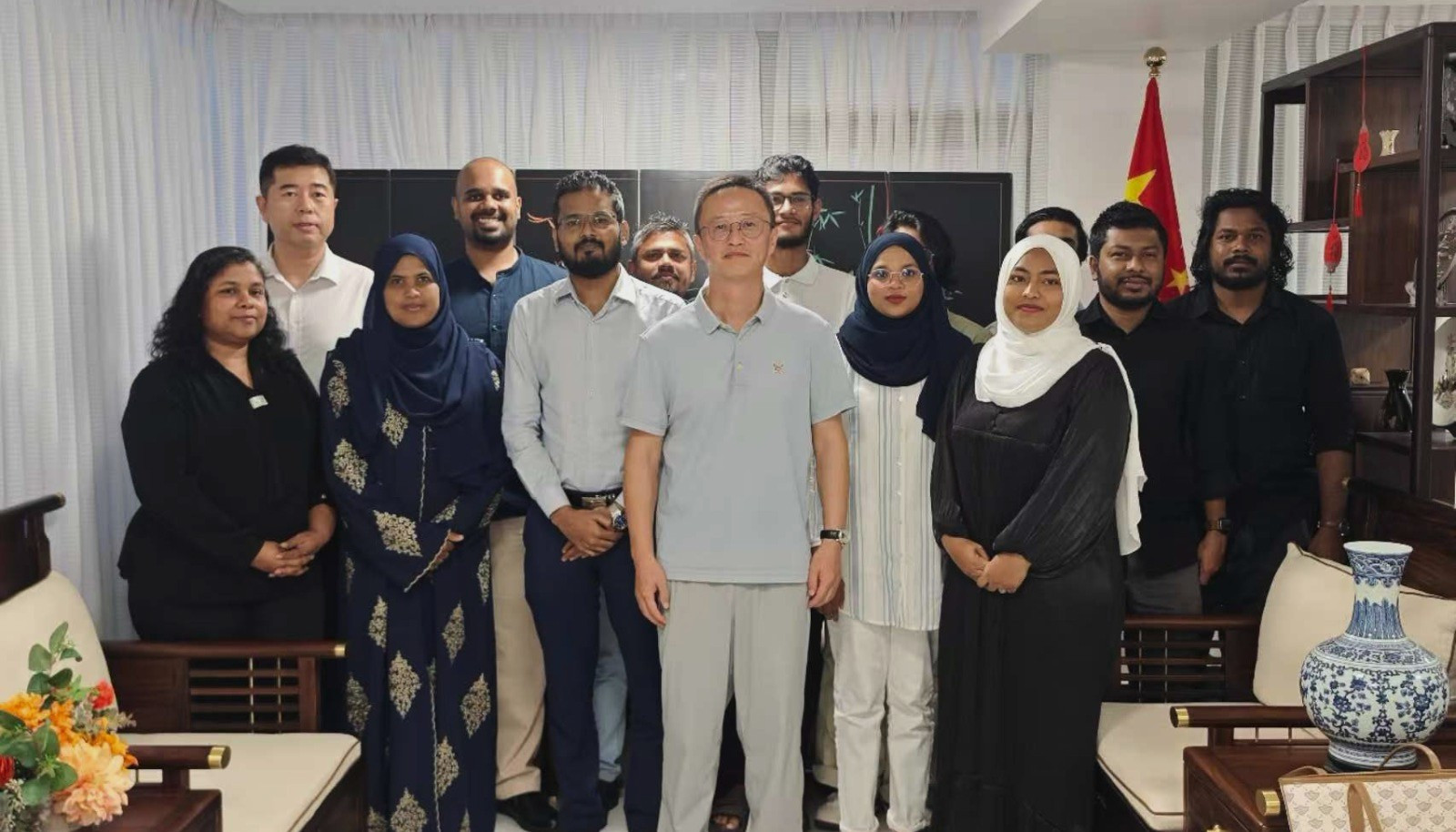 Chinese Ambassador Kong Xianhua Welcomes Maldivian Media Delegation Ahead of Yunnan Visit Chinese Ambassador Kong Xianhua welcomed the Maldivian media visiting Yunnan, highlighting cultural ties, green technology, and the “ping-pong friendship,” and ex…